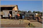 202 002 steht noch auf der Schiebebhne des Betriebswerkes in Asmara. Vor der Rckfahrt zum Bahnhof werden noch schnell ein paar leere Oelfsser verladen. (31.01.2012)