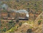 Eritrean Railways steamtrain special mit Mallettlok 442.56 kämpft sich weit ab jeder Zivilisation den Berg hinauf Richtung Asmara.