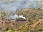 Eritrean Railways steamtrain special mit Mallettlok 442.56 kämpft sich weit ab jeder Zivilisation den Berg hinauf Richtung Asmara.