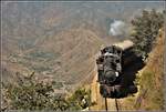 Eritrea Railways steamtrain special mit 442.56 und 442.55 am Devils gate oberhalb Shegerini.