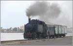 Mit Volldampf berholt 442.55 auf dem inneren Causeway (Damm) von Massawa einen Radfahrer. (30.10.2008)