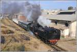 GmP mit 442.59 und 442.55 dampfen aus dem Bahnhof Asmara nach Arbaroba. (31.10.2008)