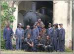 Zum Abschluss gabs im Lokdepot Asmara vor der 202 002 noch ein Abschiedsfoto mit einem Teil der Begleitmannschaft.
