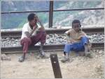 Der Bahnkrper und insbesondere die Geleise der eritreischen Eisenbahn dienen verschiedenen Zwecken, wie hier als Sitzgelegenheit fr die allgegenwrtigen Kinder.
