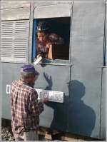 Verpflegungsservice durchs offene Fenster.