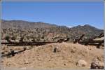 Ehemalige Bahnlinie Keren - Asmara. Überall entlang der Strecke liegen Schienen, Schwellen und ganze Gleisroste. (02.12.2014)