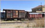 Zwei wagen der zweiachsigen Gattung, wie sie frher auf der eritreischen Eisenbahn hufig zum Einsatz kamen. Heute stehen sie berall abgestellt in grosser Menge. (Asmara 28.10.2008)