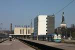 Hauptbahnhof Tallinn / Estland am 30.04.2006  Ein Triebwagen russischer Bauart steht abfahrbereit an einem der Bahnsteige.