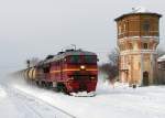 Gerne noch mehr aus Estland ... 2T3116-597 braust mit einem Leerwagenzug Richtung Osten durch Leetse an einem ehemaligen Wasserturm vorbei - 25/11/2008