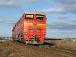 2T3116 verlsst Maardu Rangierbahnhof mit einem Leerzug Richtung Osten/Russland und drhnt die Steigung zur berfhrung ber die Schnellstrasse nach Narva hinauf - 15/04/2008
