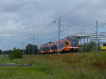 Nahe dem Stadion von Tallinn rauscht der Stadler-Flirt-Dieseltriebzug 2313 vorbei.