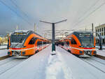 S-Bahn Tallinn  Elron  mit Zug 1310 nach Turba steht neben Zug 1309  Berta  im Baltischen Bahnhof von Tallinn, 04.12.2023.