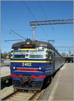 Der Elektriraudtee Triebzug ER2 wartet als Zug 537 auf die Abfahrt nach Riisipere.