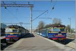 Die beiden Elektrirautee Triebzge 2401 und 2205 warten in Tallinn auf die Abfahrt nach Keila.