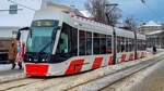 Straßenbahn Tallinn Zug 503 auf der Linie 2 nach Suur-Paala in der Station Mere puiestee, 03.12.2023.