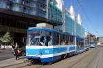 Estland / Straßenbahn Tallinn: KT6T (KTNF6) - Wagen 102 unterwegs als Linie 1. Aufgenommen im Juli 2013 an der Haltestelle  Hobujaama  in der Stadtmitte von Tallinn.