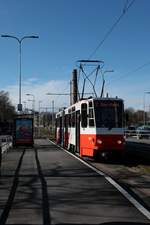 Der ehemalige Erfurter Tw 524 (Bauj. 1987, modernisiert 1994) ist seit 2013 bei Tallinn Transport und dort eingesetzt als Tw 180. Am 08.05.2017 steht er an der Hst. Kanuti der Linie 2.