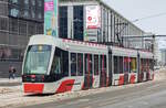 Straßenbahn Tallinn Zug 512 auf der Linie 3 nach Kadriorg beim Verlassen der Station Hobujaama, 03.12.2023.