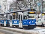 Straßenbahn Tallinn Zug 168 auf der Linie 3 nach Kadriorg in der Station Viru, 04.12.2023.