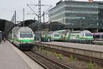 Während am Morgen des 08.07.2019 die Sr2 3216 und Sr2 3204 mit ihren InterCitys auf Abfahrt im Hauptbahnhof von Helsinki warteten, rangierte die Sr2 3219 ihren kurzen InterCity an den Bahnsteig,