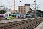 Nachschuss auf Sm4 6330 (6 004 030-5)  Amazing Thailand , als dieser am Morgen des 08.07.2019 zusammen mit Sm4 6424 (6 004 024-8) auf Gleis 5 vom Hauptbahnhof in Helsinki einfuhren.