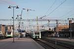 Blick auf den Bahnhof von Tampere am Abend des 10.07.2019, als links der IC 934 (Tampere - Turku) mit der Sr2 3237 und rechts der Sm3 7613 (7 000 013-3) als S 148 (Tampere - Helsinki) standen und auf