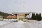 Bahnsteig Gleis 2 und 1 am Bahnhof Kuopio, Finnland, 08.3.13    Schnes Beispiel fr  nicht jeder Mast ist gerade ; whrend das Gebude und die Fahrleitungsmasten gerade sind, hatten Lampen- und