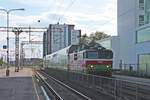 Nachschuss auf Sr1 3066, als diese am Nachmittag des 09.07.2019 ihren kurzen InterCity aus dem Bahnhof von Oulu in Richtung Abstellung.
