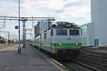 Einfahrt am Nachmittag des 09.07.2019 von Sr1 3056 mit ihrem Leerzug auf Gleis 2 in den Bahnhof von Oulu.