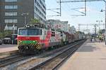 Einfahrt am Abend des 10.07.2019 von Sr1 3063 mit der Wagenlok Dv12 2618 und einem gemischten Güterzug auf Gleis 1 in den Bahnhof von Tampere.