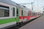 Portrait vom Speisewagen Rk 27809 noch in der alten VR Lackierung, als dieser am Abend des 10.07.2019 eingereiht im P 263 (Helsinki - Kolari) in den Bahnhof von Tampere einfuhr.