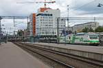 Einfahrt am Vormittag des 11.07.2019 von Sr2 3243 zusammen mit der Sr2 3213 und einem schweren Coil-Zug auf Gleis 5 in den Bahnhof von Tampere.