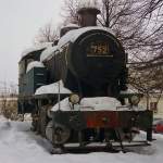 Verschneite Dampflok 752 der VR-Baureihe Vr3, Achsfolge 0-E-0, aufgestellt am Bahnhof Kuopio, Finnland, 08.3.13    Diese Lok wurde 1924 von Hanomag gebaut, weitere 4 von Tampella Oy in Tampere.