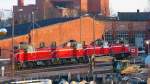 Vier Dieselloks Dr12 stehen im BW Riihimki und tanken noch etwas Abendsonne. Aufnahme von der Straenbrcke, 14.4.13 
