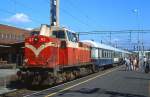 VR Dv12 2745 steht im Juni 1990 abfahrbereit im Bahnhof von Tampere