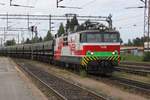Am 27.07.2017 durchfährt eine Sr1 mit einem Güterzug den Bahnhof Ylivieska (südlich von Oulu) in Richtung Süden.