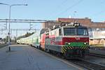 Einfahrt am Abend des 08.07.2019 von Sr1 3107 mit dem Nacht-IC 266 (Rovaniemi - Helsinki) in den Bahnhof von Oulu.