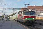 Einfahrt am Abend des 09.07.2019 von Sr1 3052 mit dem Nacht-IC 266 (Rovaniemi - Helsinki) auf Gleis 3 in den Bahnhof von Oulu.