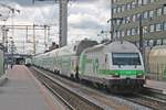 Nachschuss auf Sr2 3209, als diese am Vormittag des 11.07.2019 mit dem IC 122 (Oulu - Helsinki) auf Gleis 1 in den Bahnhof von Tampere fuhr.