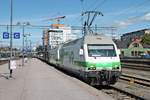 Einfahrt am Vormittag des 12.07.2019 von Sr2 3235 zusammen mit Sr2 3207 und einem langen und schweren Coilzug auf Gleis 5 in den Bahnhof von Tampere. Nach einem kurzen Zwischenhalt ging ihre Fahrt in Richtung Güterbahnhof weiter.