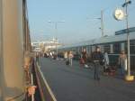 Hafenbahnhof Turku am 06.09.2002 morgens. Links der Expresszug nach Tampere, rechts nach Helsinki, er kam mit Versptung an wegen Stromausfall durch ein Gewitter, deswegen fuhr der Zug mit der Lok vorn ein, der nach Tampere rckwrts. Im Hintergrund das Fhrschiff Festival der Sila-Line, es kam ber Nacht aus Stockholm.