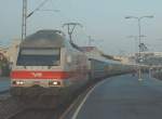 Sr2 3219 mit Expresszug nach Tampere am 06.09.2002 im Hafenbahnhof Turku. Im Hintergrund das Fhrschiff FESTIVAL der finnischen Silja-Line.