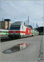 Nach 1994 Flugkilometern landeten wir in einem uns vllig unbekannten Land und konnten dort interessantes fotografieren: Eine Re 460 sorry - die  VR Sr2 3224  verlsst mit einem IC Helsinki.