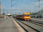 Regional-Triebzug Sm2 6294, Personenzug (hinten, gleiches Gleis) und IC (links) am 06.09.2002 im Bahnhof Tampere.