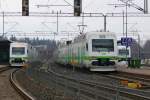 Drei Triebzge der VR-Baurehe Sm4 warten auf Abfahrt in Riihimki, 12.4.13  (Standort ist am Bahnsteigende, was in einer Kurve liegt)