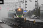 Während eines starken Gewitters erreicht ein Zug der Linie P nach Helsinki den Bahnhof Tikkurila.