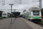 Am 24.07.2017 stehen IC3 nach Joensuu (rechts) und RB9828 nach Helsinki (links) im Bahnhof Lahti.