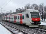 Sm4 6412 fhrt am 17.01.2006 in den Bahnhof Helsinki C in einen Auenbahnsteig ein.