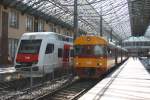 Hauptbahnhof Helsinki am 9.8.2007.
Zwei Triebwagen Generationen stehen hier nebeneinander.
Sm4 links und ein schon in die Jahre gekommener Sm2, der nach meinem
Dafrhalten dem ehemals deutschen 624 sehr stark hnelt. 