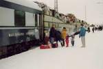 Schlafwagen und Autotransportwagen des Nachtzuges von Helsinki morgens in Rovaniemi. Mrz 1993